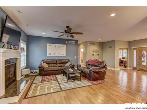 291 Bourbon St, Springfield, IL 62707 photo 9