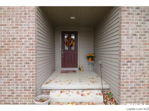 712 Breann Dr, Riverton, IL 62561 photo 2