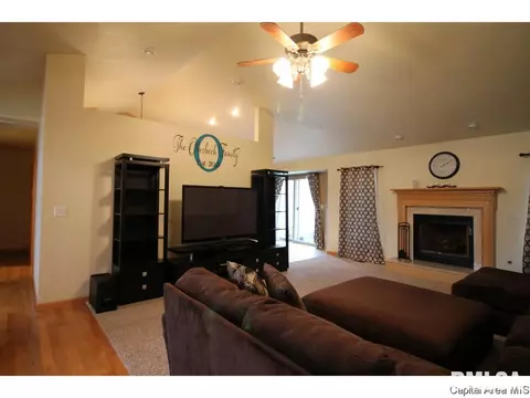 712 Breann Dr, Riverton, IL 62561 photo 4