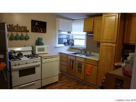 609 Pine, Greenfield, IL 62044 photo 3