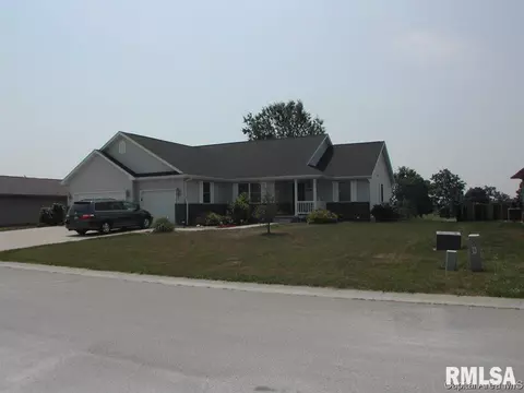 402 E Oak Grove Dr, Athens, IL 62613 photo 1