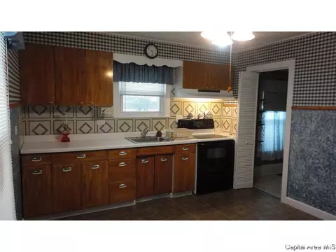 410 Mohawk St, Morrisonville, IL 62546 photo 2