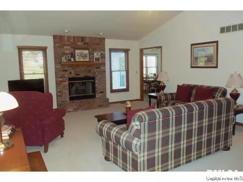 2112 Redlands Dr, Springfield, IL 62711 photo 3