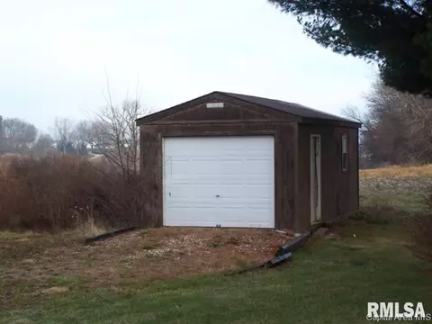 1136 E Cortland St, Avon, IL 61415 photo 2
