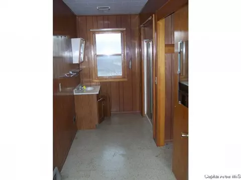 1136 E Cortland St, Avon, IL 61415 photo 8