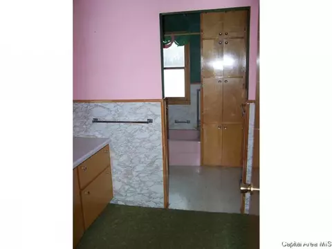 1136 E Cortland St, Avon, IL 61415 photo 7