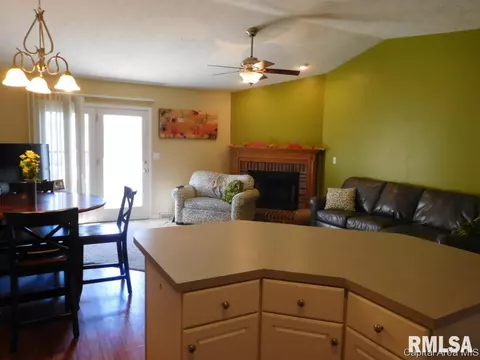 2818 Cronin Dr, Springfield, IL 62711 photo 3