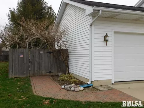 825 E Spruce St, Chatham, IL 62629 photo 2