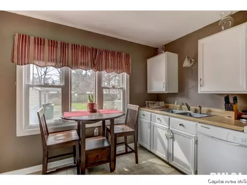 2000 E Hood St, Springfield, IL 62703 photo 9