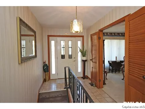 1019 E Lake Shore Dr, Springfield, IL 62712 photo 2