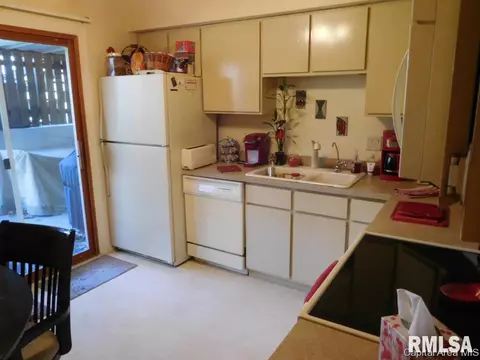 2101 Lexington Dr, Springfield, IL 62704 photo 4
