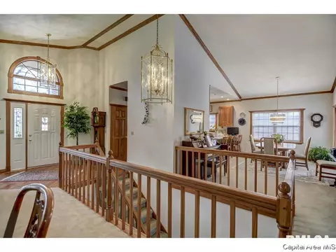 2116 Timbercrest Dr, Springfield, IL 62702 photo 2
