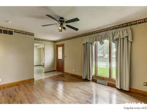 2317 Stokebridge, Springfield, IL 62702 photo 3