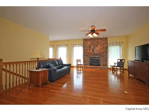 4300 Creek Dr, Springfield, IL 62711 photo 2