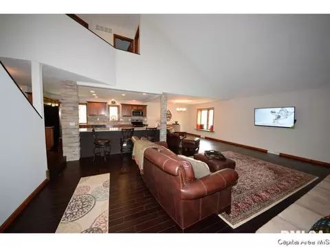 1095 Memory Ln, Springfield, IL 62707 photo 4