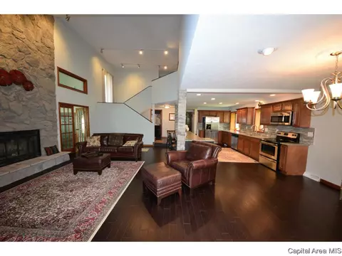 1095 Memory Ln, Springfield, IL 62707 photo 2
