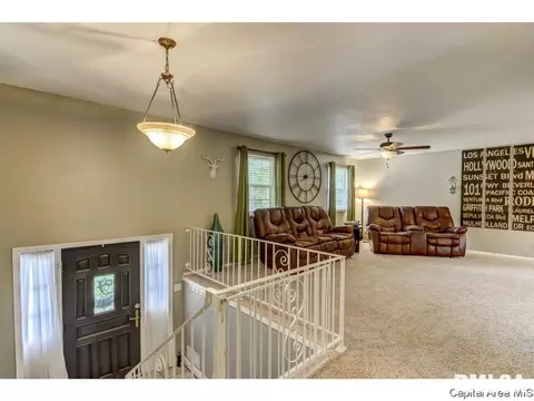 3204 Victoria Dr, Springfield, IL 62704 photo 5