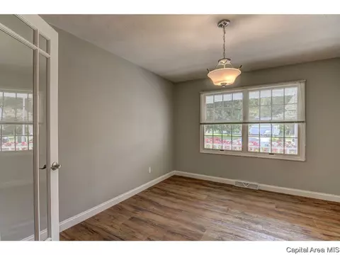 8017 Wilson Ter, Springfield, IL 62712 photo 4