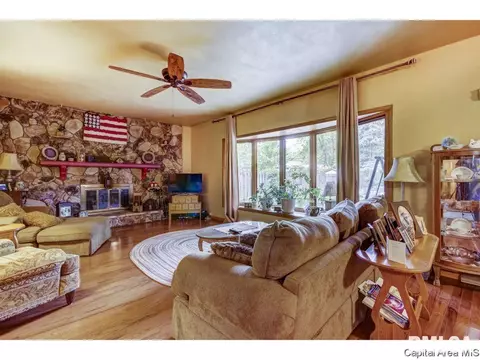 2433 Parkview, Springfield, IL 62704 photo 3