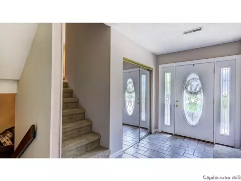 906 Roanoke Dr, Springfield, IL 62702 photo 2