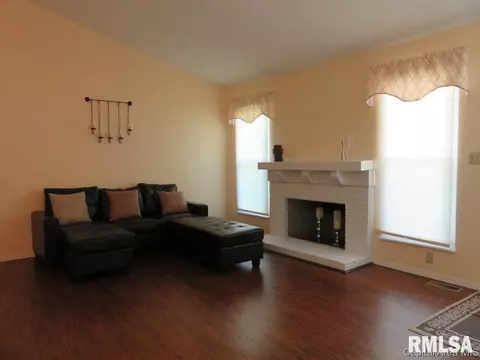 204 Glasgow Dr, Springfield, IL 62702 photo 2