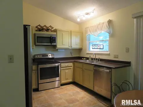 204 Glasgow Dr, Springfield, IL 62702 photo 3