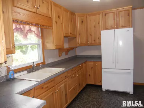 1786 Berwick Rd, Abingdon, IL 61410 photo 5