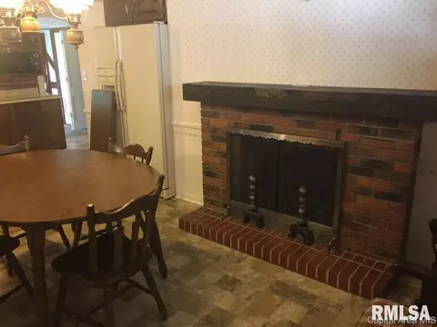 209 Quarterstaff Rd, Springfield, IL 62704 photo 5