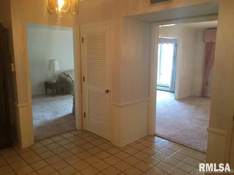 209 Quarterstaff Rd, Springfield, IL 62704 photo 2