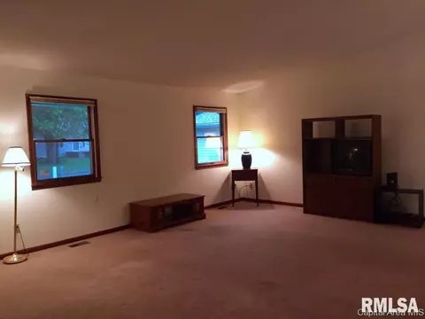 800 Diane Ct, Springfield, IL 62702 photo 2