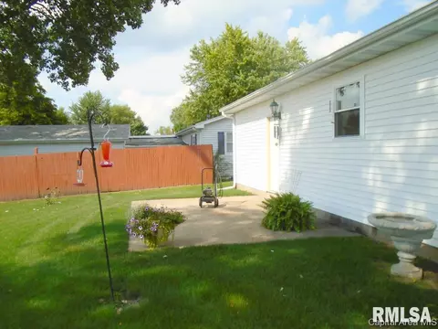 208 Cherry St, Abingdon, IL 61410 photo 5