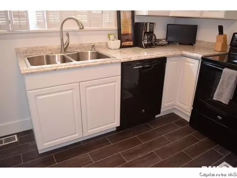 208 N Park, Springfield, IL 62702 photo 2