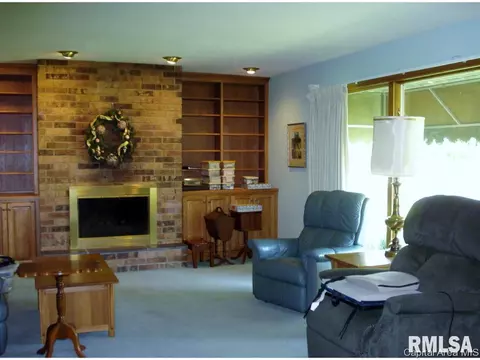 309 S Center St, Oneida, IL 61467 photo 5