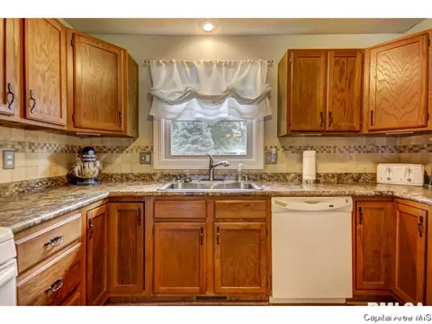 67 Walnut Valley Dr, Springfield, IL 62707 photo 2