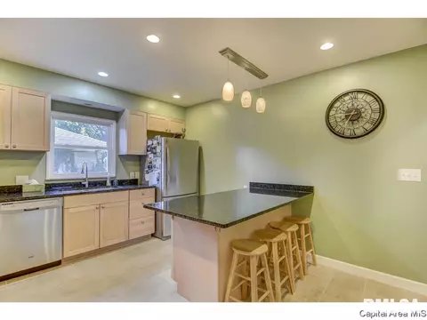 2305 S Walnut, Springfield, IL 62704 photo 3