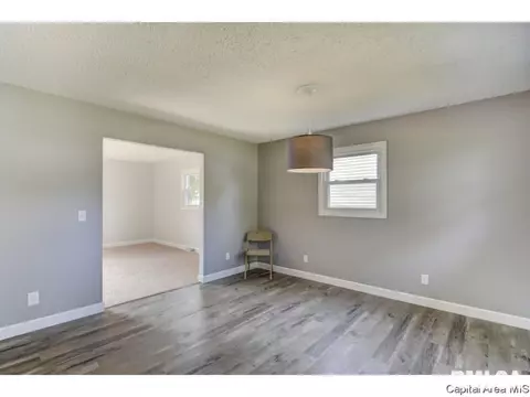 2213 Claremont Dr, Springfield, IL 62703 photo 4