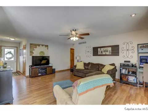 302 E Lynwood Dr, Athens, IL 62613 photo 3