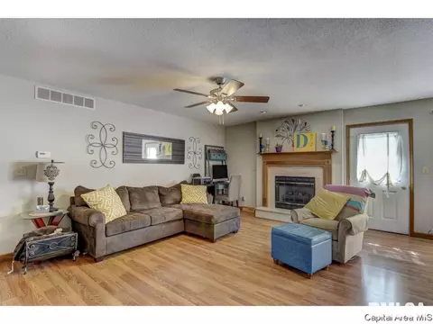 302 E Lynwood Dr, Athens, IL 62613 photo 5