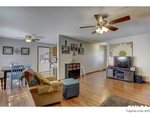 302 E Lynwood Dr, Athens, IL 62613 photo 4