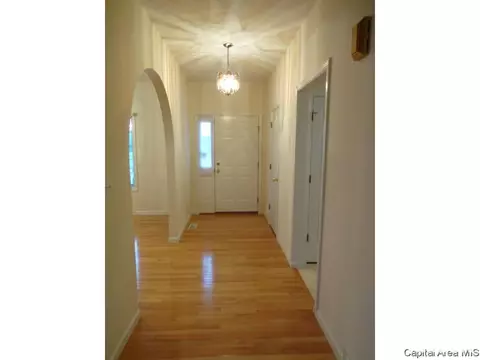2425 Shabbona Dr, Springfield, IL 62702 photo 2
