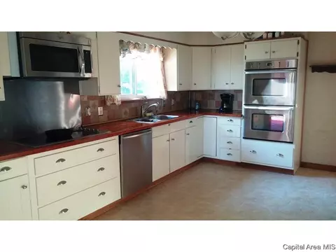 1428 Berwick Rd, Berwick, IL 61417 photo 3