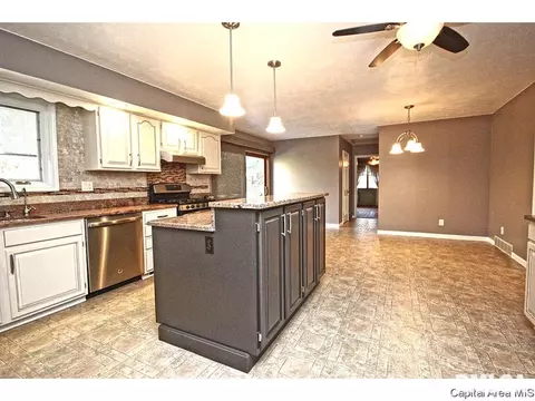 43 Frontier Lake Dr, Springfield, IL 62707 photo 2