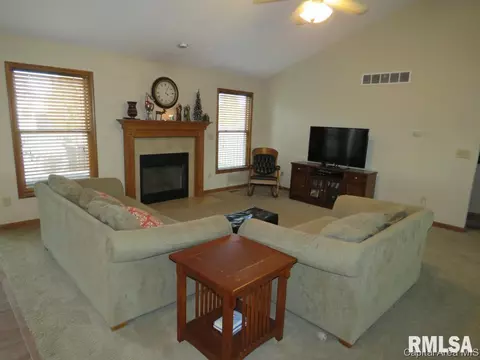 5221 Manhattan Dr, Springfield, IL 62711 photo 2