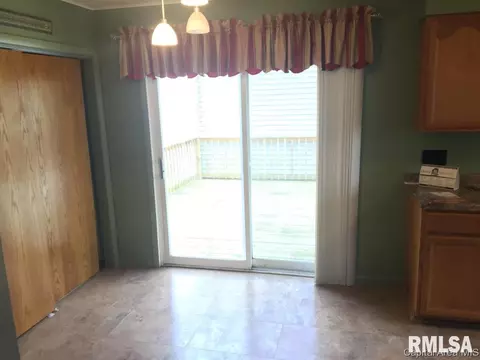 405 N Maple St, Abingdon, IL 61410 photo 10