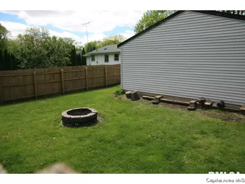 405 N Maple St, Abingdon, IL 61410 photo 4