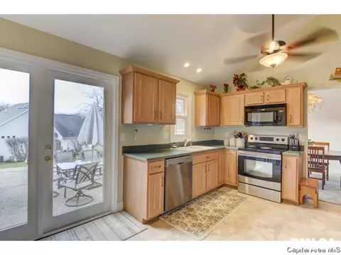3233 W Point Dr, Springfield, IL 62704 photo 11