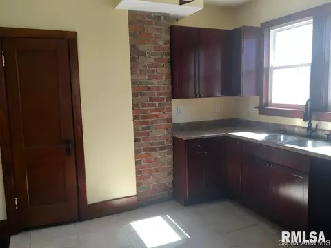 1443 N 5th St, Springfield, IL 62702 photo 2