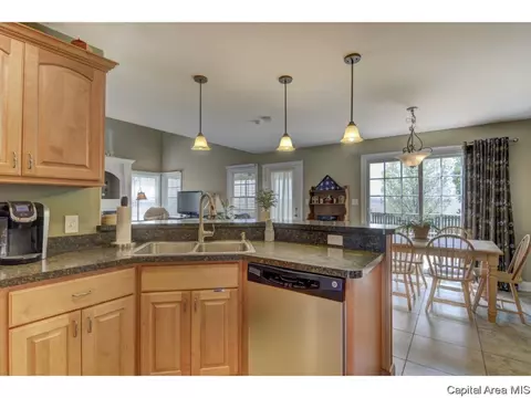5420 Crane Dr, Springfield, IL 62711 photo 2