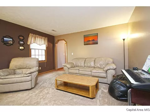 8 Timbercrest Dr, Sherman, IL 62684 photo 5