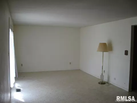 2411 Cahokia Dr, Springfield, IL 62702 photo 2
